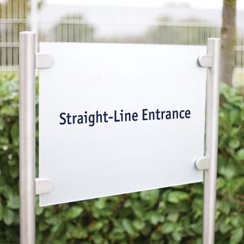 Фирмена табела „Straight-Line Entrance” с плексигласов панел