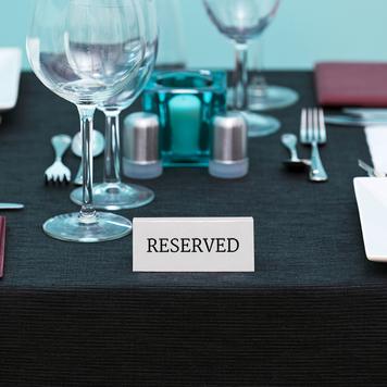 Табелка "Reserved" за ресторантски маси