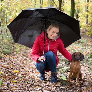 Мултифункционален чадър за собственици на кучета "DoggyBrella"